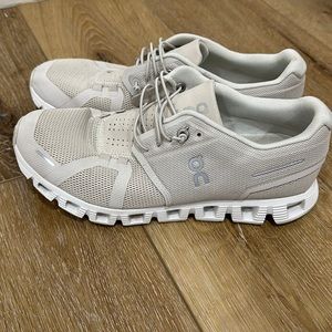 ON running shoe cloud 5 size 8 women